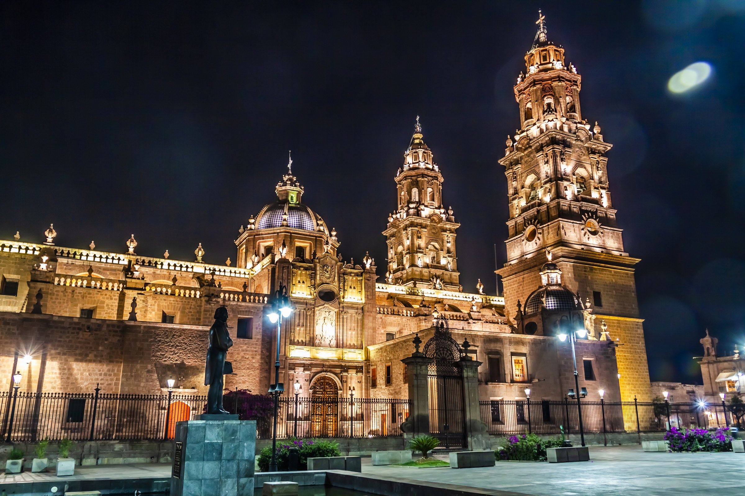 Catedral de Morelia iluminada de noche